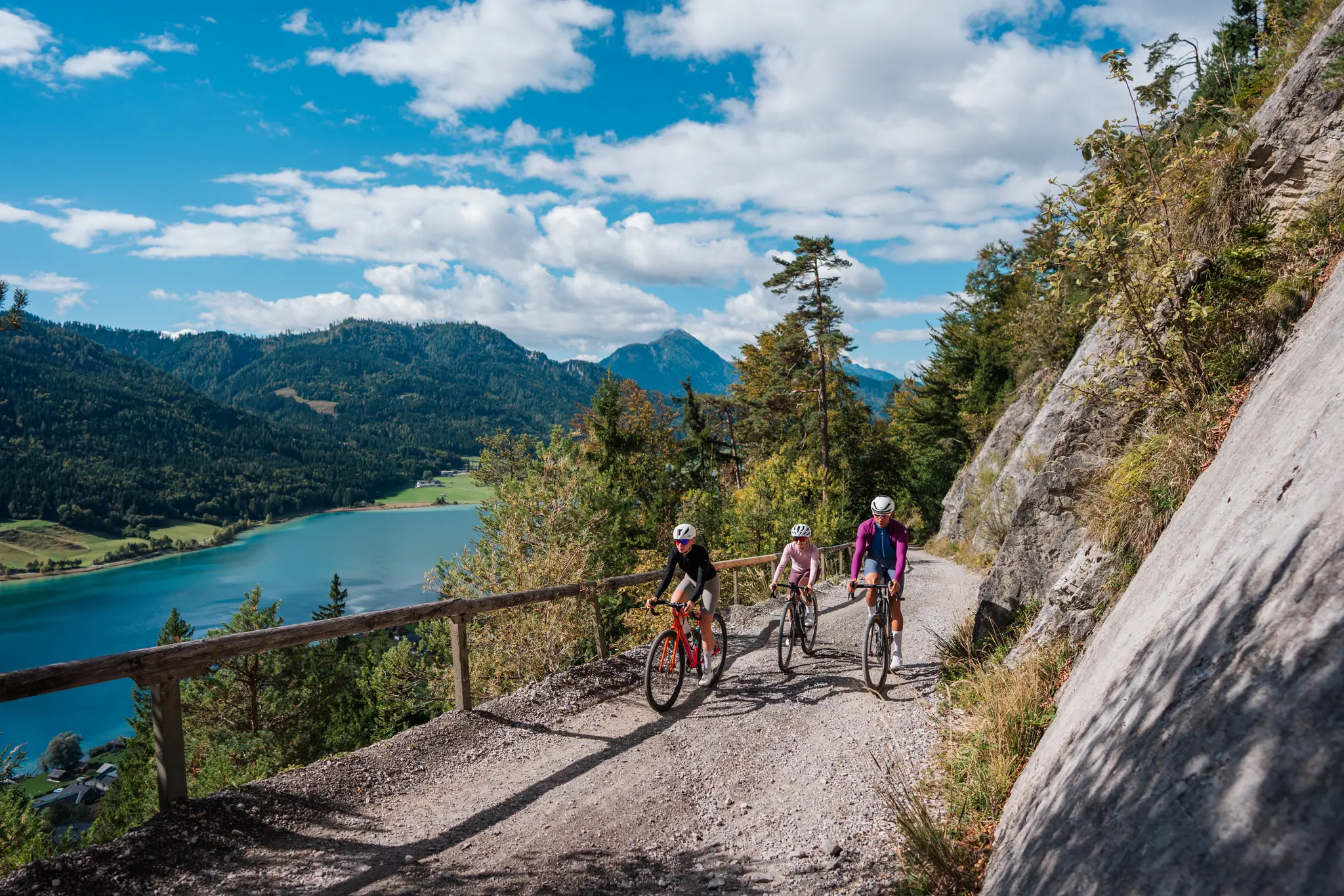Mountainbiken in groene valleien foto